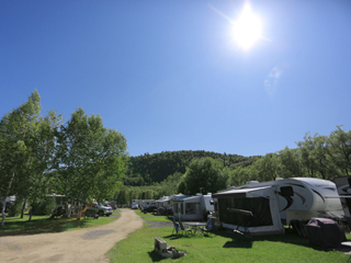 Camping au Bord de la Rivière