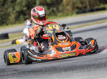 Un kart et son conducteur pendant une course.