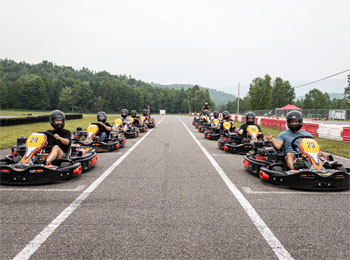 Karts en alignement de départ.