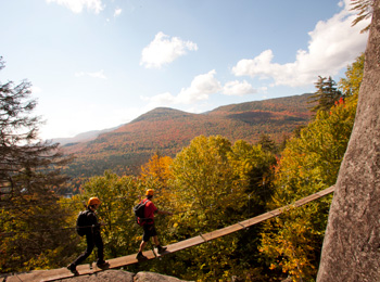 Deux personnes sur la via ferrata au Parc national du Mont-Tremblant.