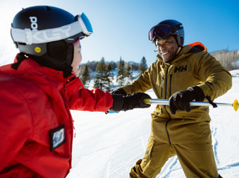 Homme souriant en train d'apprendre un sport de glisse.