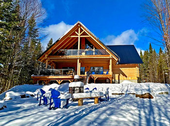 Devanture d’un chalet en bois de deux étages