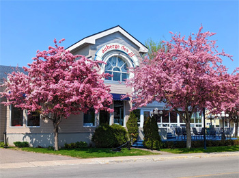 La façade de l'Auberge des 21 au printemps.