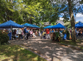 Un marché situé près de l'Auberge des 21.