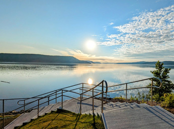 Escalier d’une promenade en bois sur les berges du fjord du Saguenay.