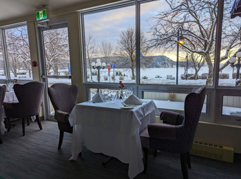 Salle à manger de restaurant avec vue sur la rivière Saguenay.
