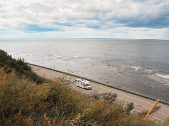 VR sur la route au bord de la mer