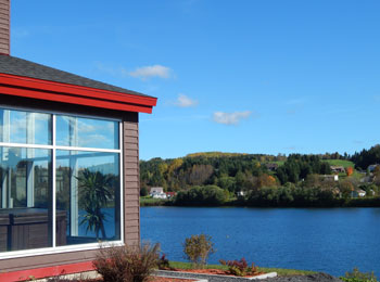 Vue de la rivière et vallée de la Matapédia en début d'automne.