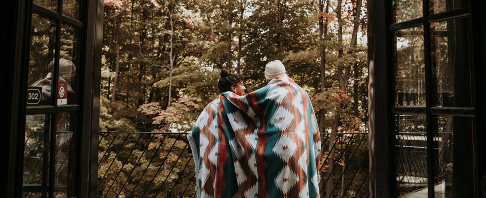 Couple devant la forêt en fin d’automne.