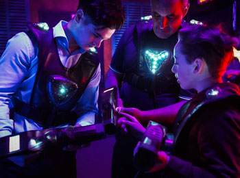 Trois personnes rassemblées en uniforme de laser tag.