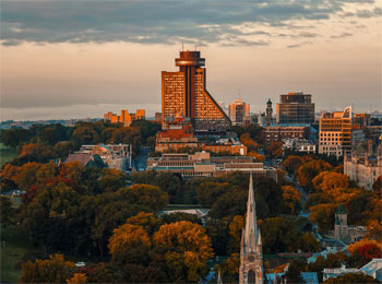 Vue de l'Hôtel Le Concorde en automne.