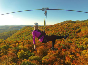 Femme lors d'une descente en tyrolienne au Mont-Tremblant.