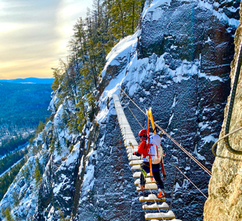 Pont suspendu d’un parcours de via ferrata sous la neige