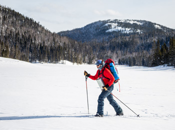 Skieur hors-piste sur le fjord du Saguenay gelé.
