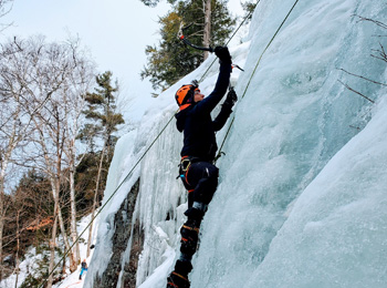 Grimpeuse sur une paroi de glace.