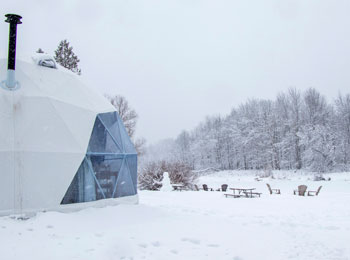 Extérieur d’un dôme sous la neige