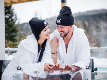 Jeune couple en robes de chambres à l'extérieur au AX Hôtel.