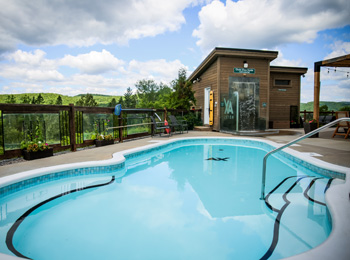 Piscine extérieure au Ax Hôtel Mont-Tremblant