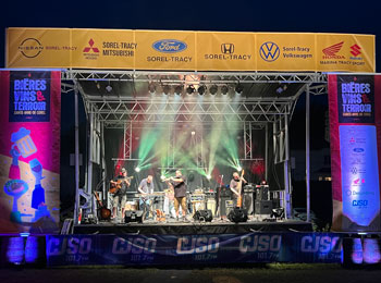 Groupe de musique rock de cinq personnes sur la scène.