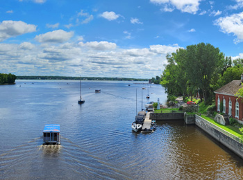 Fleuve devant le musée Boréalis.