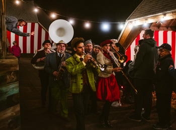 La troupe Woupelaï du spectacle Où tu vas quand tu dors en marchant.
