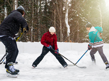 Trois hommes qui jouent au hockey.