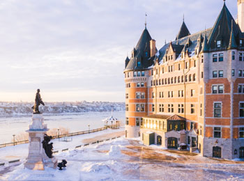 Le Château Frontenac en hiver entouré de glace