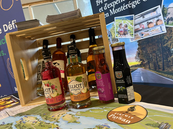 Assortiment de produits gourmands déposés sur une carte routière.