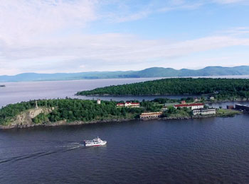 Bateau de Croisière AML arrivant à Grosse-Île.