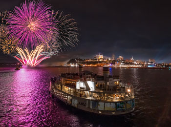 Feux d’artifice dans le ciel à Québec et bateau de croisière AML.