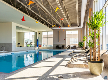 Piscine intérieure à l'hôtel Delta Saguenay