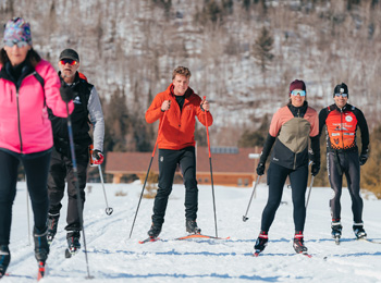 Groupe de 5 skieurs et skieuses de fond.