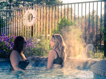 Deux femmes dans la piscine du spa à Estérel Resort.