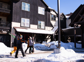 3 skieurs qui retournent à l'hôtel après une journée sur les pentes.