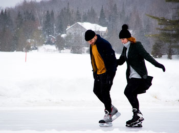 Couple en train de patiner sur un lac gelé.