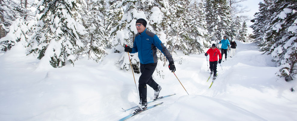 Skieurs de randonnée sur un sentier en Gaspésie.