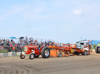 Foule qui regarde la tire de tracteur à l'expo agricole Calixa-Lavallée