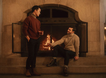 Deux hommes devant le grand foyer du Fairmont Le Château Montebello.