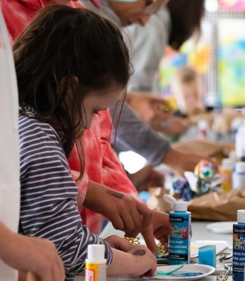 Jeune fille participant à un atelier artistique