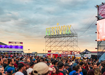 Foule du Festivoix au coucher de soleil.