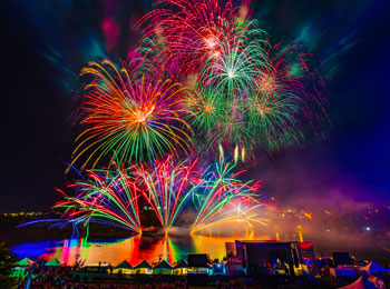 Feux d'artifices à la Fête du lac des nations.