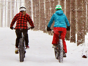 Deux personnes en fatbike dans les sentiers du Grand Lodge Mont-Tremblant
