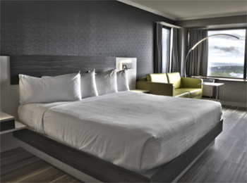 Chambre à l'Hôtel Le Concorde avec un lit double.