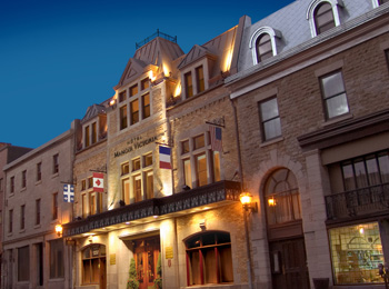 Façade de l'Hôtel Manoir Victoria en début de soirée.