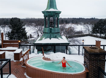 L'un des bains thermaux de l'hôtel, situé sur le toit.