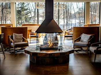 Lobby et foyer à L'Hôtel-Musée Premières Nations en hiver.