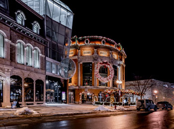 Extérieur du Capitole Hôtel illuminé de lumières de Noël.