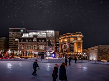 Patinoire de la place d'Youville devant Le Capitole Hôtel.