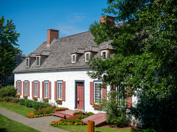 Devanture du Manoir Boucher de Niverville en été.