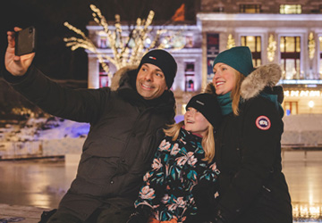 Famille prenant un auto-portrait à Québec